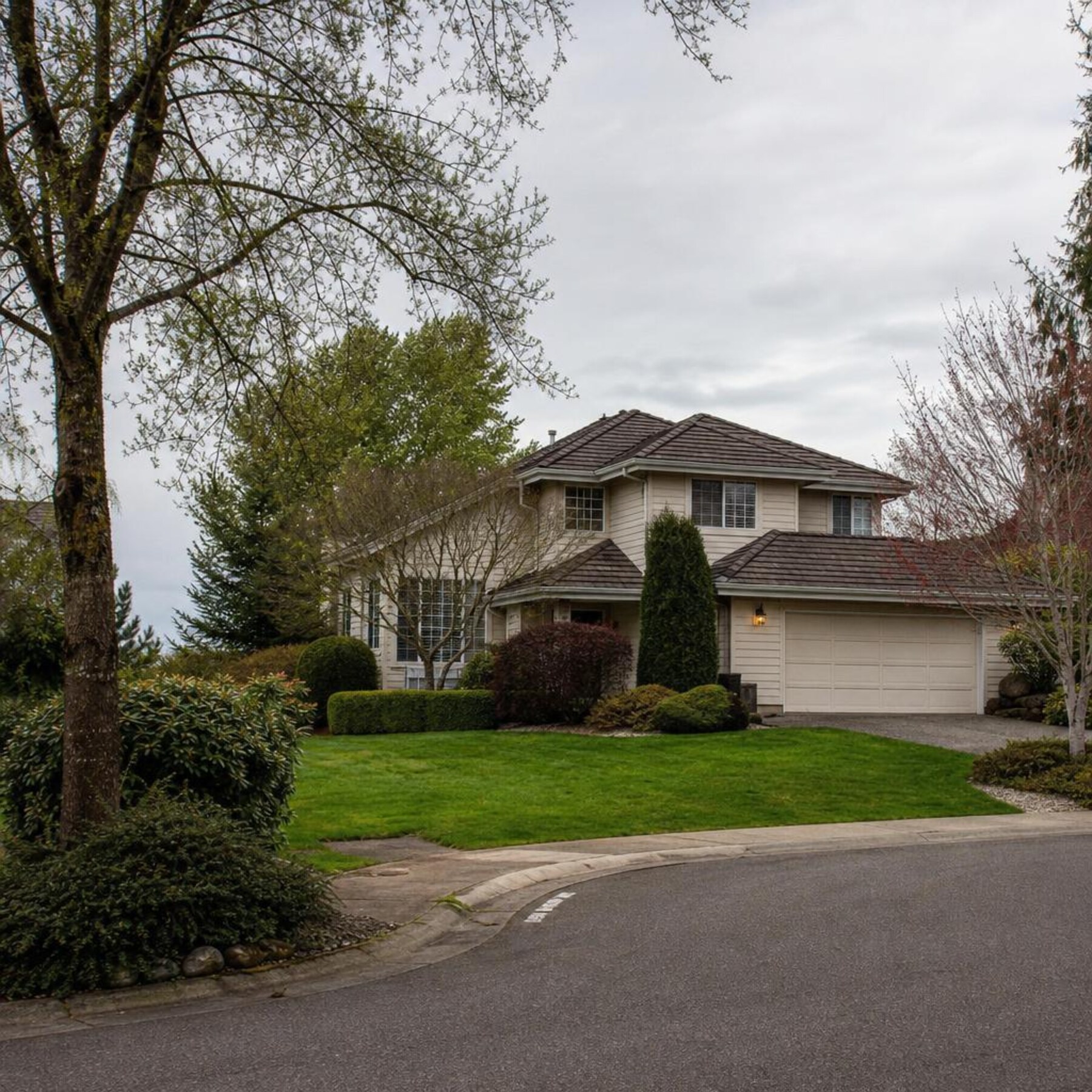 Redmond Washington suburban neighbourhood with 1990s homes and lush landscaping